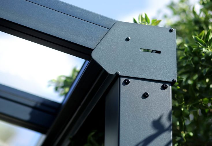 Detal wykończenia — profil aluminiowy Arcovia